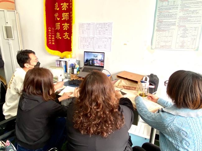 桌子上放着笔记本电脑的女人中度可信度描述已自动生成,人在玩电脑描述已自动生成