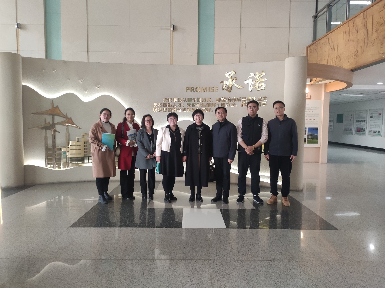 一群人站在门前描述已自动生成