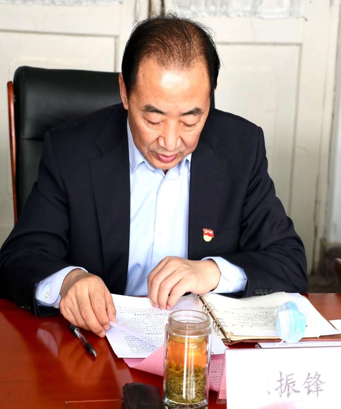 穿西装打领带的男人在桌子边中度可信度描述已自动生成