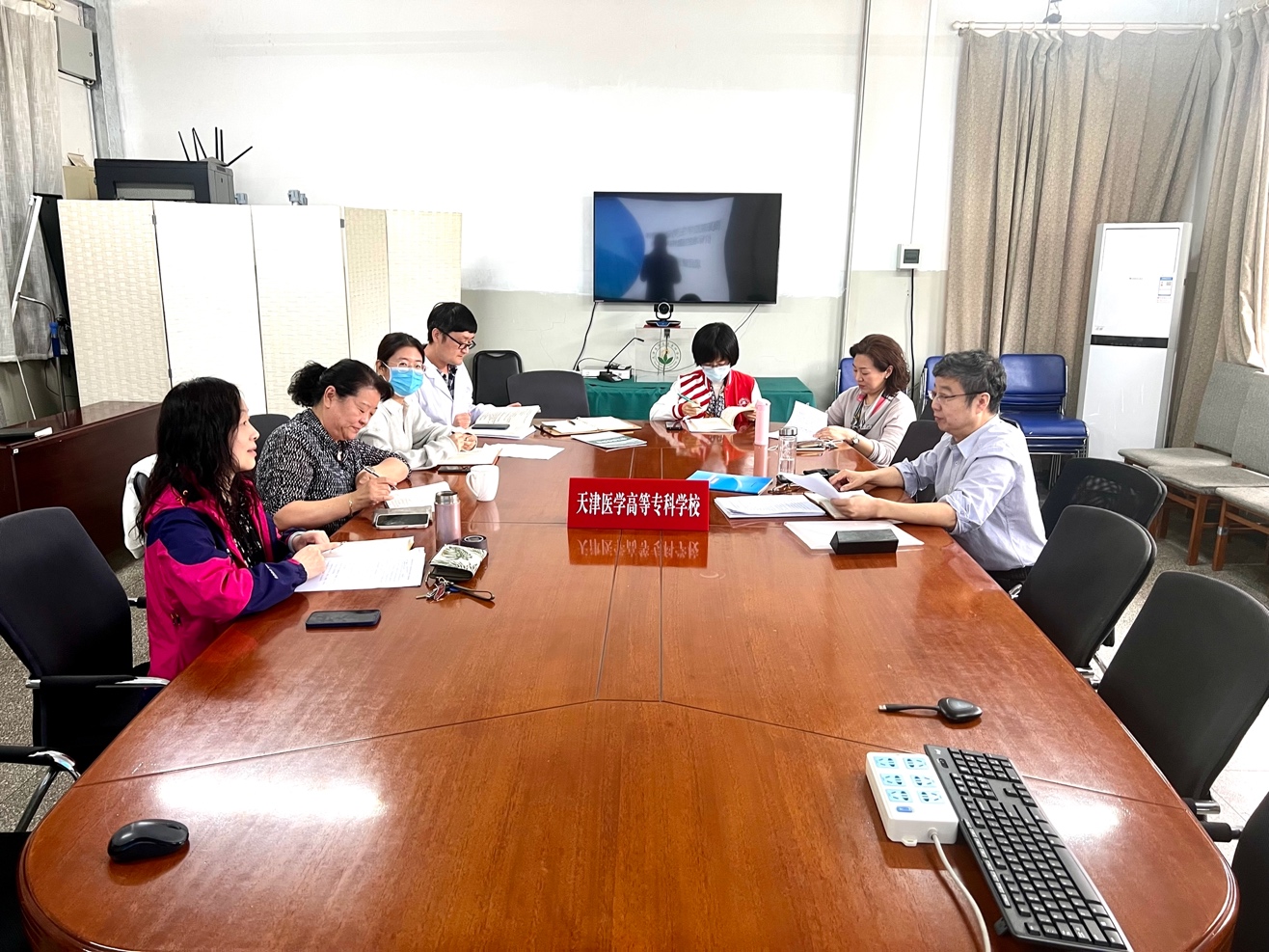 会议室里的人们描述已自动生成