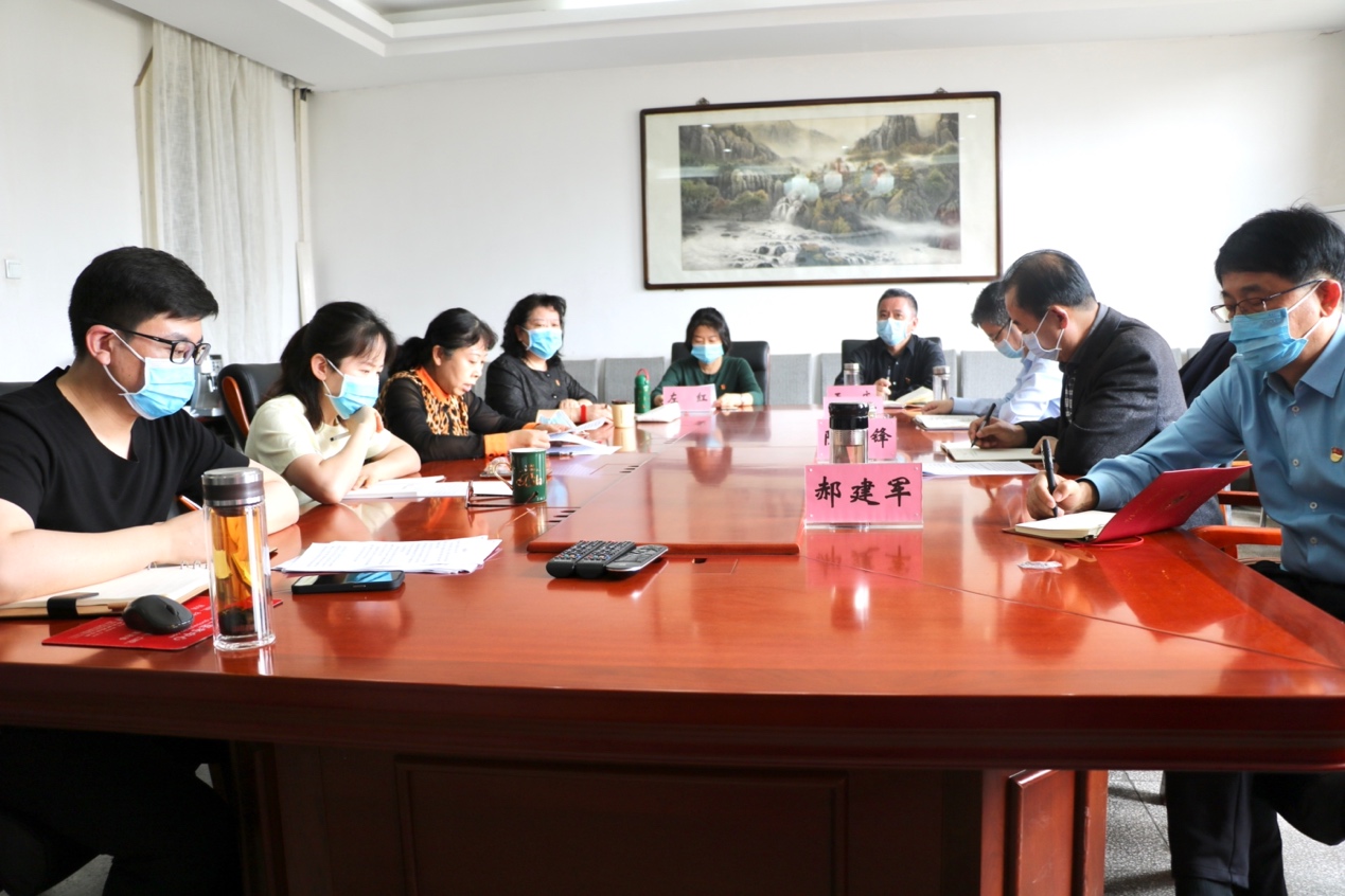 一群人坐在桌子前描述已自动生成