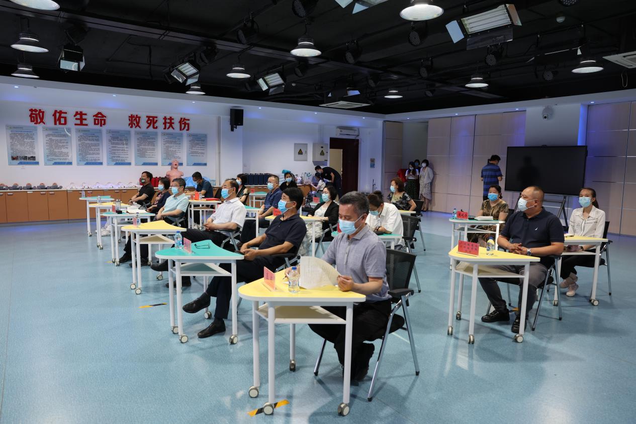 校领导出席本次会议(新)