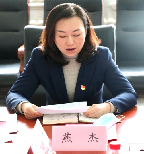 戴眼镜的女人在桌子上低可信度描述已自动生成,电脑前的椅子上坐着女人描述已自动生成